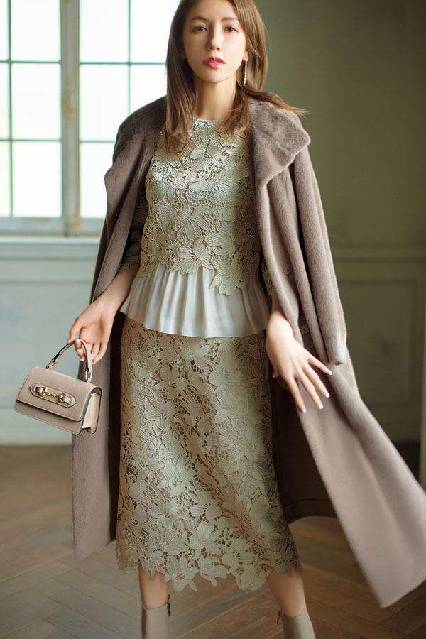 冬のお出かけが一気に華やぐ！〝ストロベリーフィールズ〟のドレス